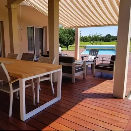 Villa En Bordure De Foret Piscine Sans Vis-a-vis Mazerolles (Pyrenees-Atlantiques)
